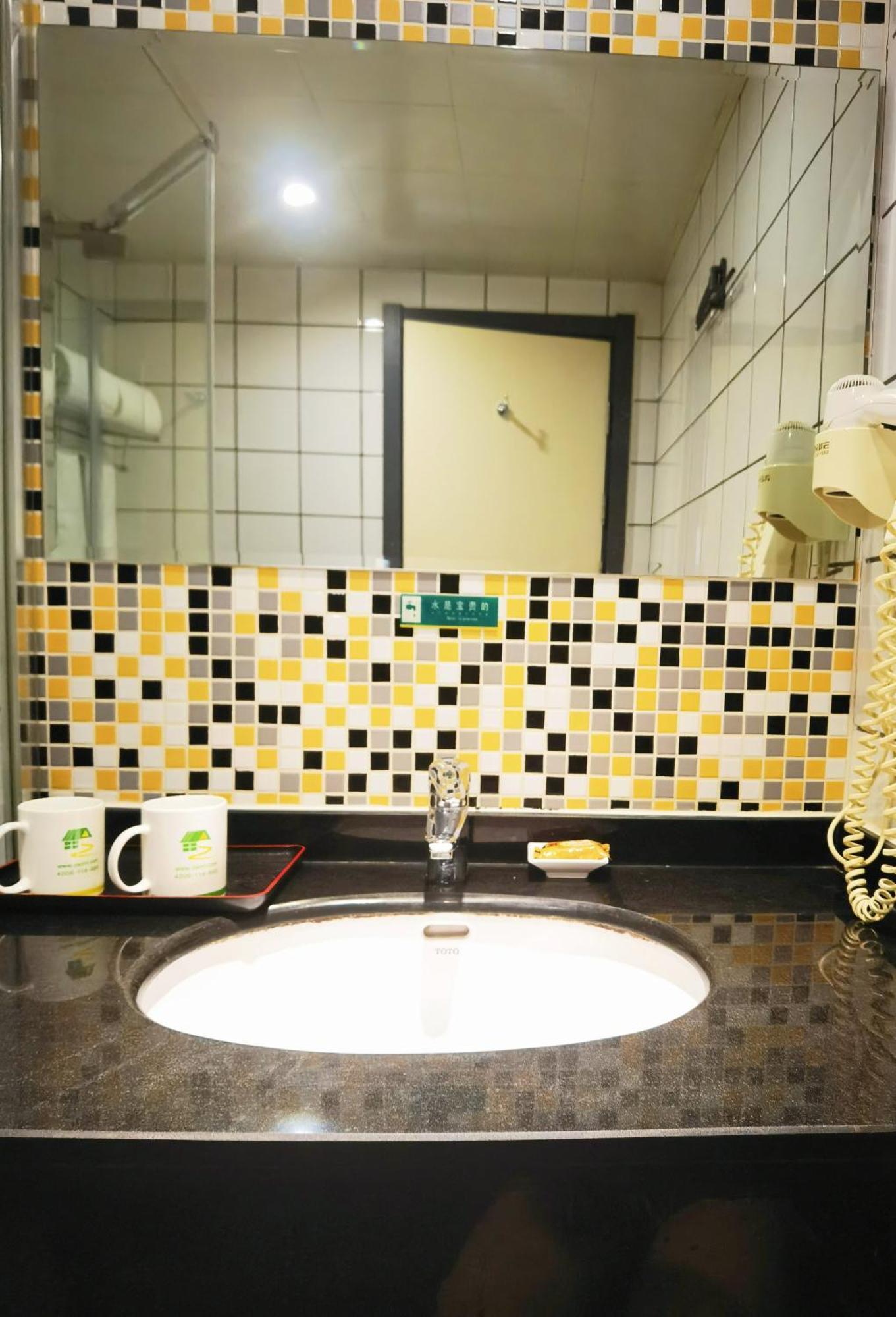 Hotel Zhongan Xizang North Road Subway Station Branch 2*